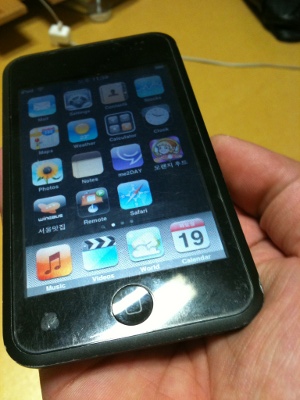 다 낡아 수명이다한 아이팟 터치 필름