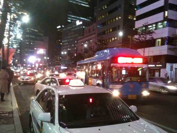 버스 정차위치에 떡하니 차를 정차시키는 택시들