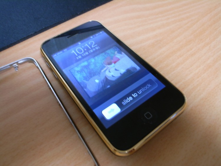 베젤과 백 커버를 바꾼 아이폰