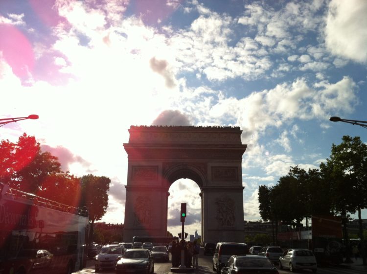 역광으로 찍힌 개선문