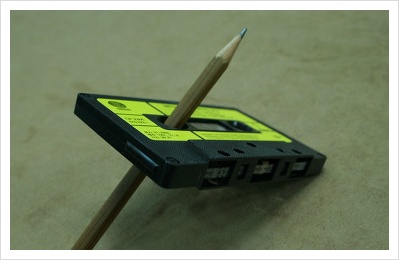 각진 연필을 테이프 톱니에 넣어서 손으로 돌리면 빨리 감기를 할수있다.