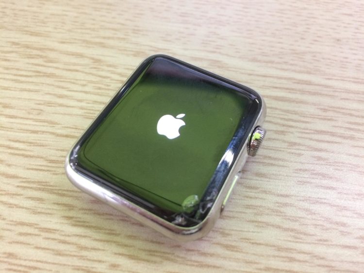 애플워치 우측하단 부분의 액정이 꺠져있다