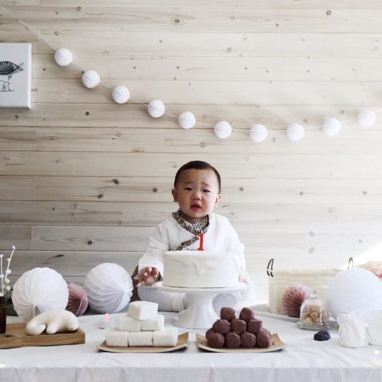 돌상에 앉은 홍정우의 모습