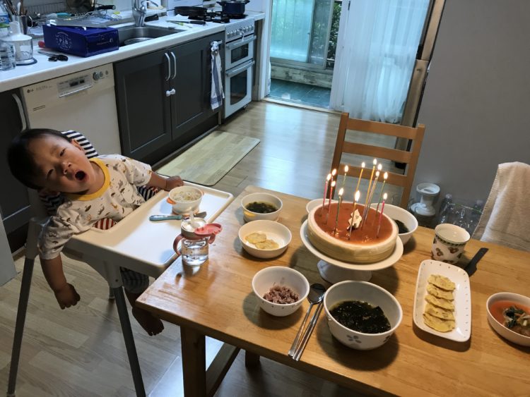 생일상과 아들 홍정우가 하품하고 있음