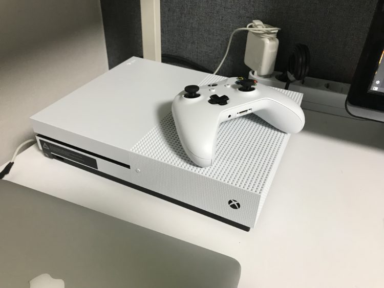 하얀책상에 엑스박스 원에스를 설치했더니 잘어울린다.