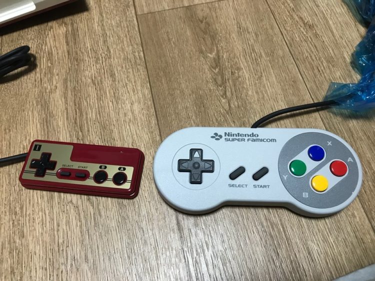 닌텐도미니와슈퍼닌텐도미니의 컨트롤러 비교