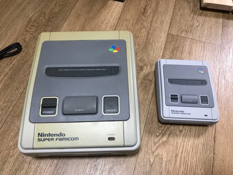 슈퍼 닌텐도 오리지널과 슈퍼 닌텐도 미니의 비교 모습