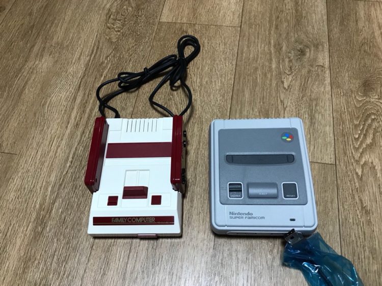 닌텐도 미니와 슈퍼 닌텐도 미니 비교 모습