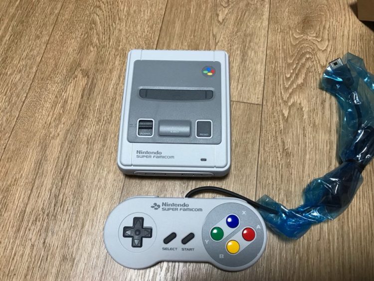 슈퍼닌텐도미니와 컨트롤러 