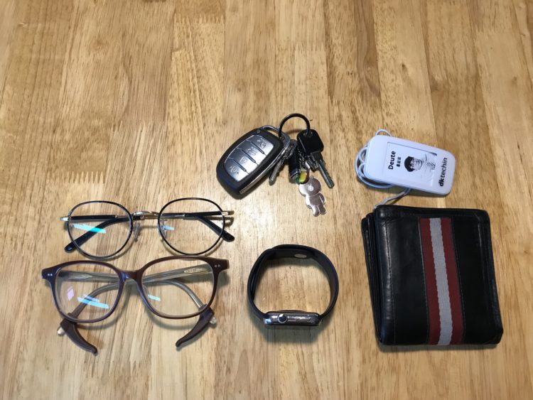 정리된 출근아이템(안경두개 차키 시계 지갑 출입증)