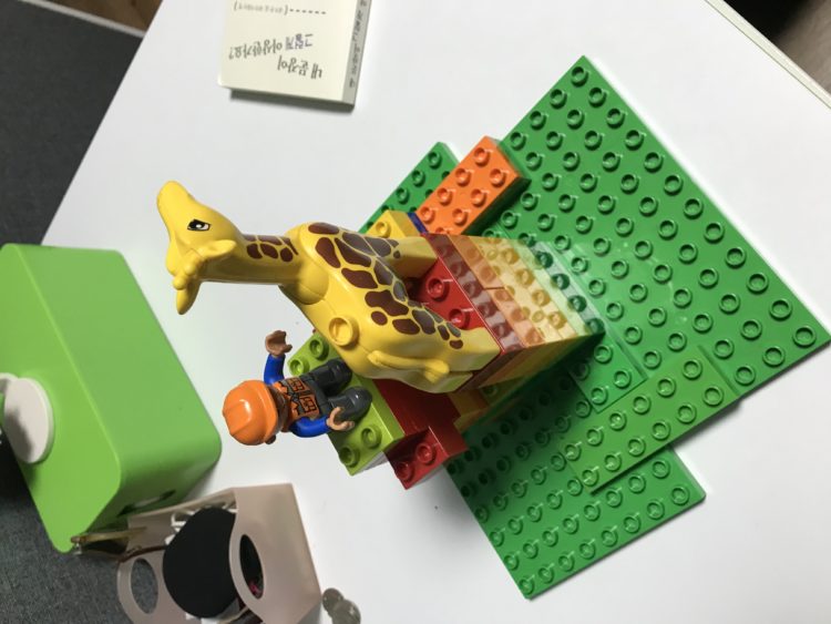 레고로 만든 조련사와 기린이 있는 두개의탑