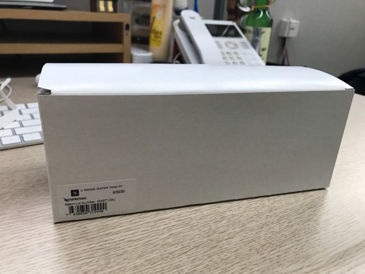 속 박스 하얀색에 제품 정보가 스티커로 붙어있다.