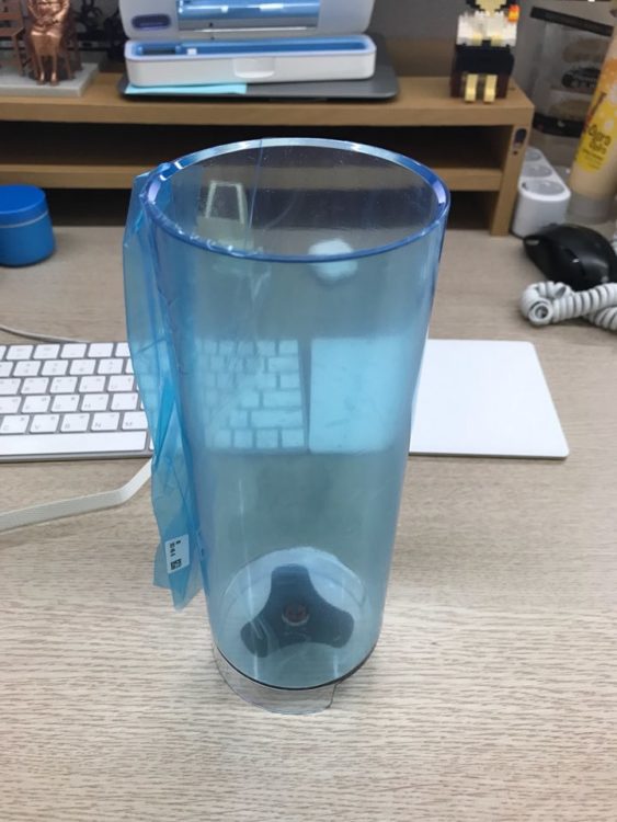 새로운 물통이 비닐보호제로 덮여있다.