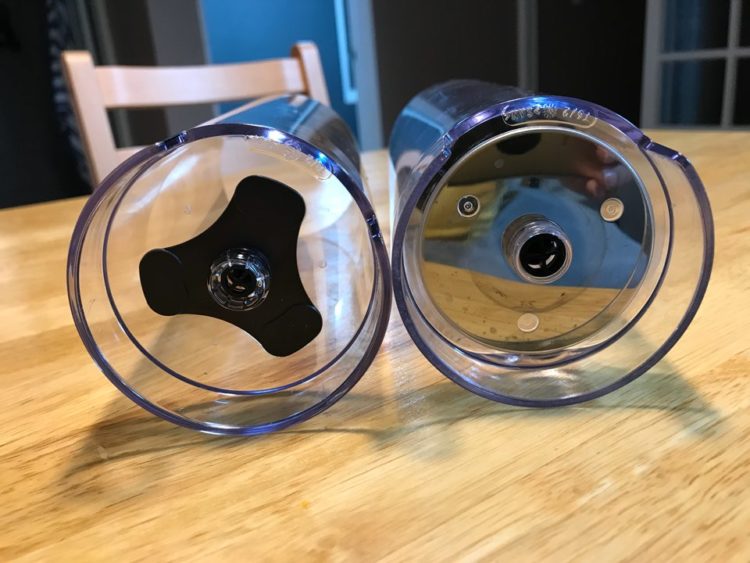 예전물통과 새로운 물통의 변경점 한쪽은 하단 받침이 플라스틱으로 이전에 사용되던건 금속으로 처리되어있다.