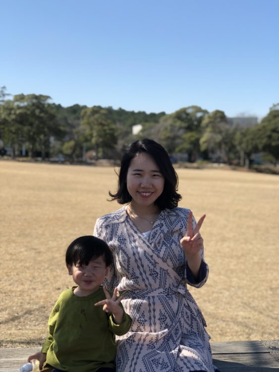 홍정우와 김초희가 브이를 하고 있어요.