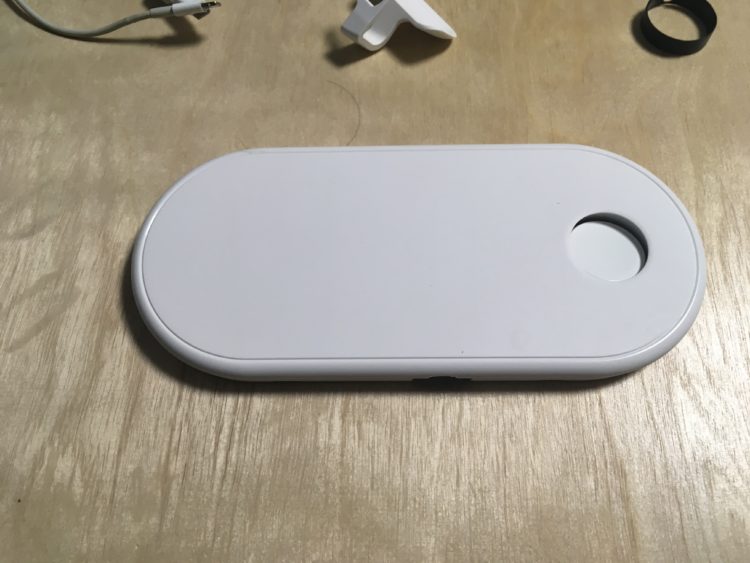 지지 작업을 하지 않은채 연결된 애플워치 충전기