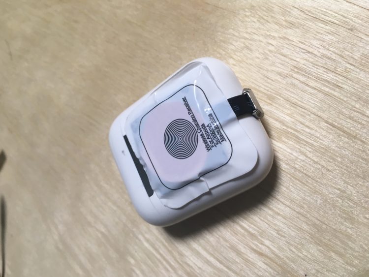 충전코일을 에어팟에 붙인모습