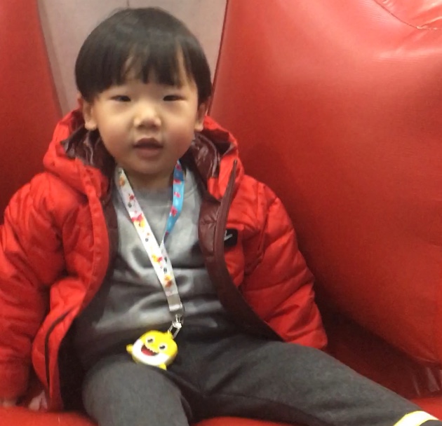 핑크퐁 커넥트태그를 목에 차고 놀고있는 아들